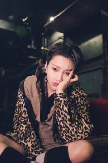 Liu Yuxin's cool and sexy photo with leopard print and big back hair