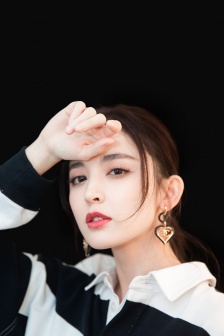 古力娜扎休闲写真手机壁纸