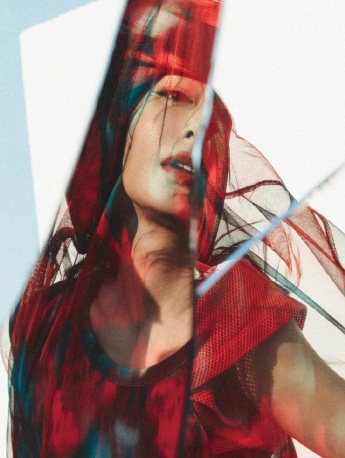 秦岚Vogue摩登优雅写真图片