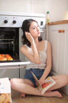 氧氣美女居家吊帶短褲性感寫真