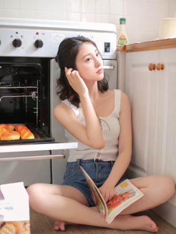 氧气美女居家吊带短裤性感写真