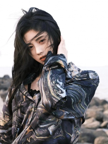 Ju Jingyi in black printed shirt taking lazy beach photo