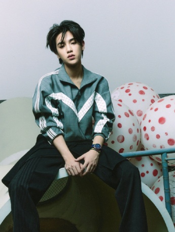 黄明昊运动风帅气写真