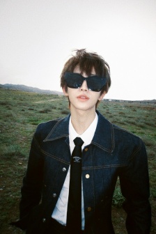 INTO1 Liu Yu's autumn outdoor atmosphere photo