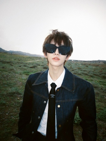 INTO1劉宇秋日戶外氛圍感寫真