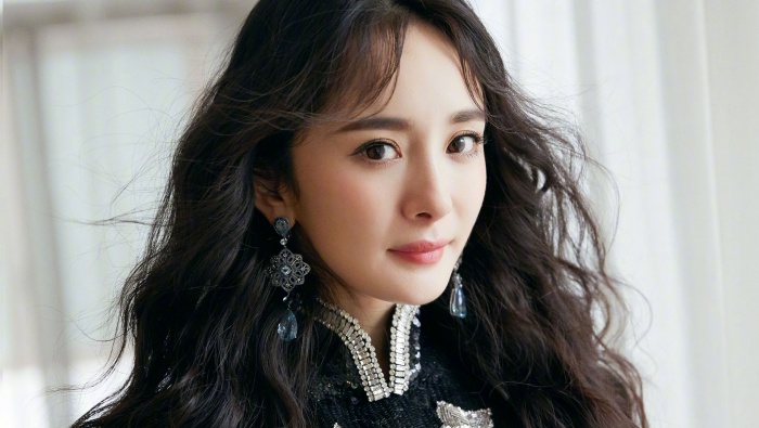 Yang Mi sexy photo desktop wallpaper in cheongsam