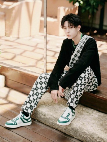 Wang Yibo handsome photo in street style black and white checkered pants