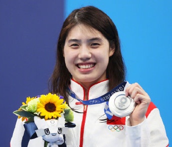 张雨霏获女子100米蝶泳银牌