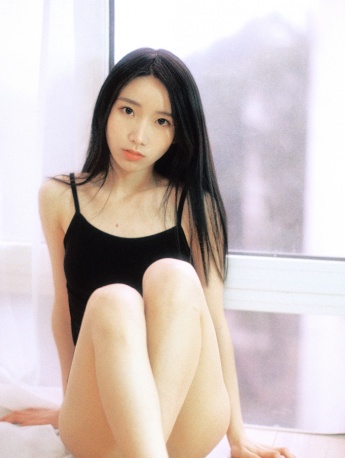 長腿吊帶美女性感嫵媚撩人寫真