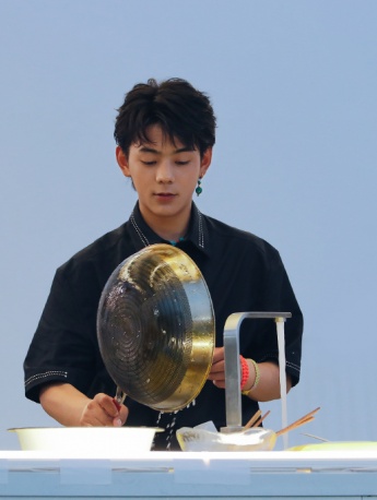 《中餐厅第五季》丁真图片