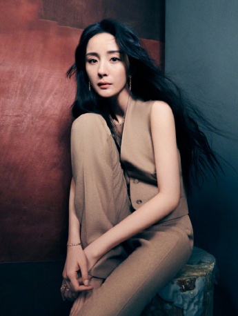 Yang Mi's cover photo of Jiarenhu February issue