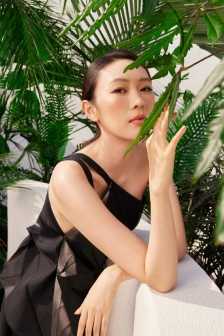 童瑤雀斑妝時尚性感寫真圖片