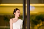 Tong Yao's elegant and sexy photo in off-shoulder white dress