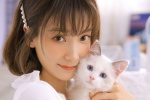 撸猫女孩唯美写真桌面壁纸