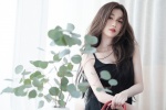Yu Shuxin's charming and sexy photo in a heart-shaped hollow dress