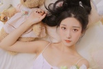 白嫩美女性感吊帶裙誘惑養眼寫真