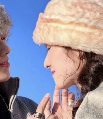 Warm and healing winter couple avatar