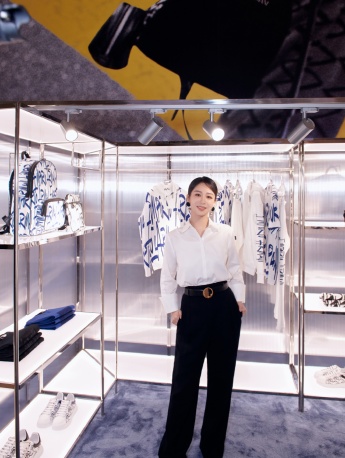 Yang Zi's capable and sexy event photos