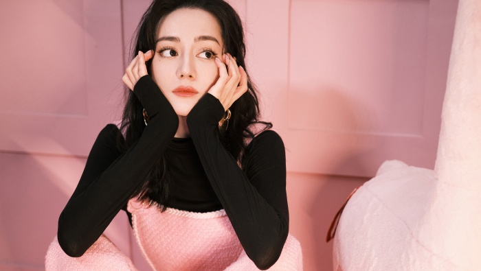 Beautiful actress Dilireba desktop wallpaper