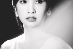 Rainie Yang's black and white photo blockbuster with light and shadow texture