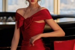 Guan Xiaotong sexy photo in red tail dress
