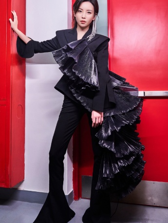 Yu Wenwen sexy photo in slim black suit