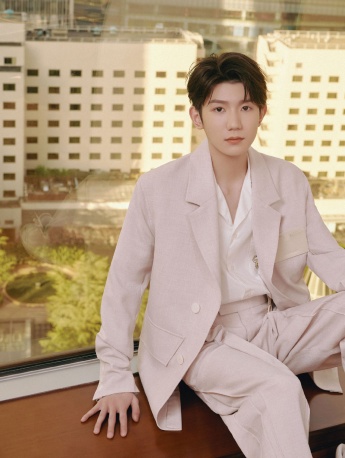 王源休閒西服帥氣寫真圖片