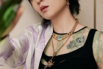 Zhou Bichang's fashionable and sexy photo in silk light purple shirt