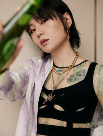 周笔畅丝质浅紫衬衫时尚性感写真