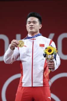 Shi Zhiyong wins gold in men's 73kg weightlifting class