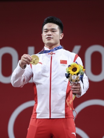 Shi Zhiyong wins gold in men's 73kg weightlifting class