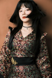 譚松韻旗袍裝復古性感寫真