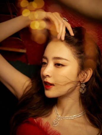 Sexy photo of Gulinaza in fishtail red dress