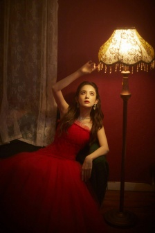 Guli Nazha's tube top red dress Hong Kong style retro photo