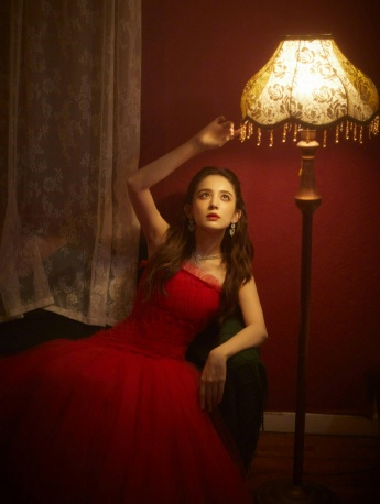 Guli Nazha's tube top red dress Hong Kong style retro photo