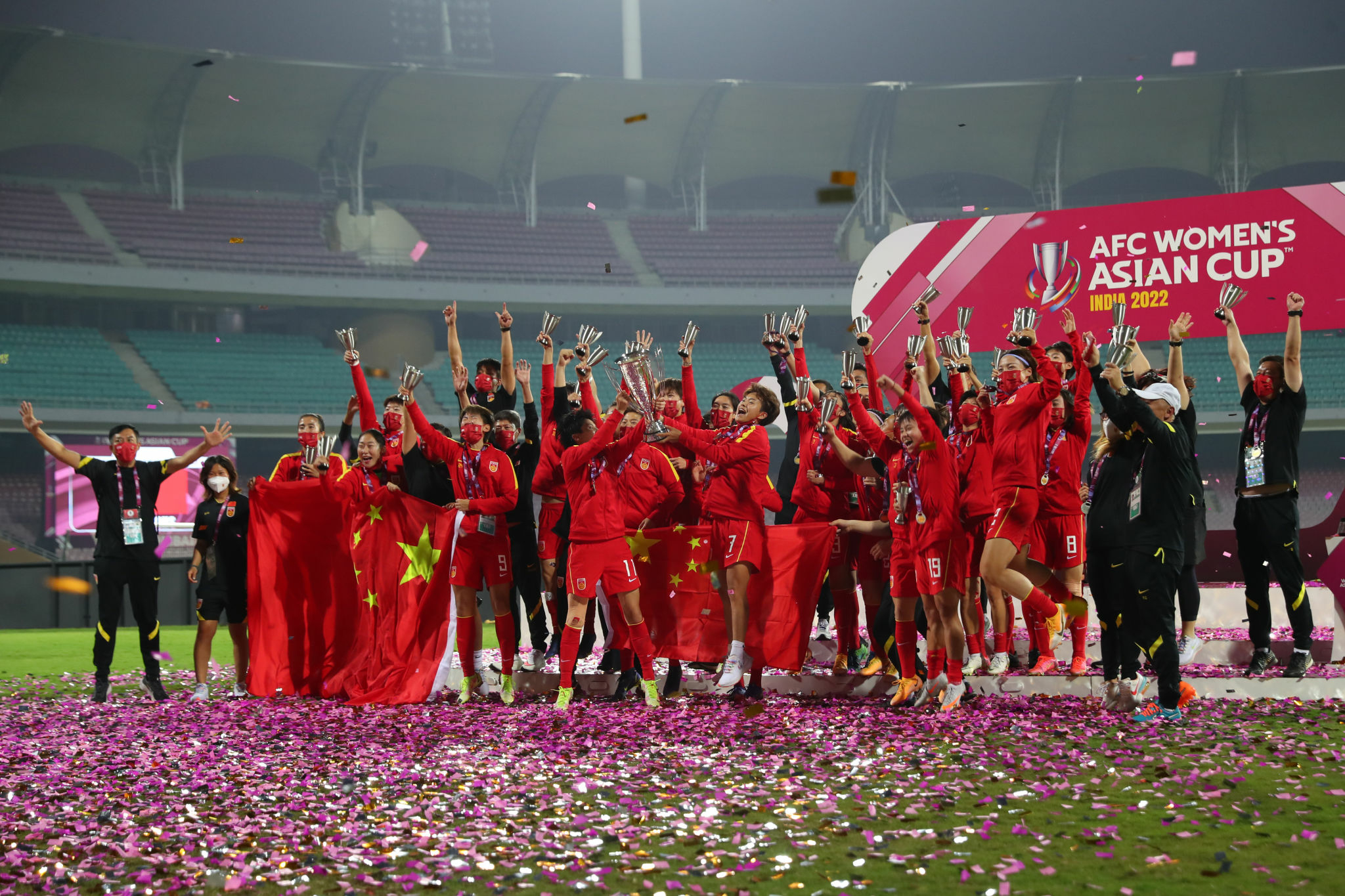 一起加油，女冰女足！ //@女冰于柏巍: 恭喜中国女足夺冠！_手机新浪网