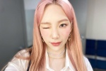 Kim Taeyeon ins selfie with pink headband and short skirt