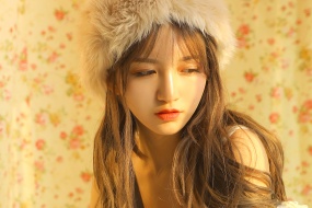 暖阳下的美女图片桌面壁纸