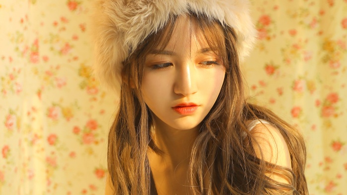 暖陽下的美女圖片桌麵壁紙