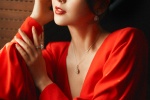 Tong Liya's dignified and elegant photo in Chinese red dress