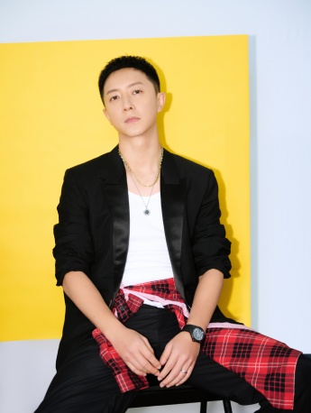 Han Geng elegant and handsome photo in black suit