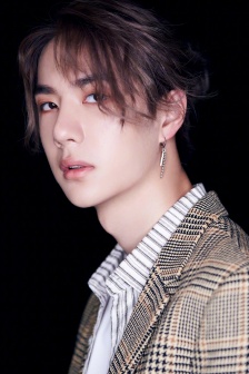 Handsome star Wang Yibo mobile wallpaper pictures