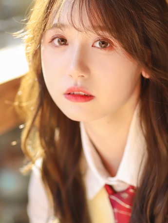 一栗莎子溫柔甜美寫真手機壁紙