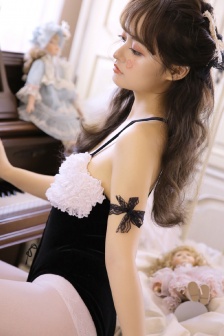 白絲翹臀美女連體吊帶性感寫真