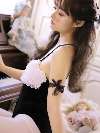 白丝翘臀美女连体吊带性感写真