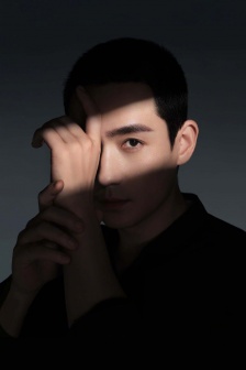 Zhu Yilong's handsome short-cut photo for brand endorsement