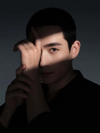Zhu Yilong's handsome short-cut photo for brand endorsement