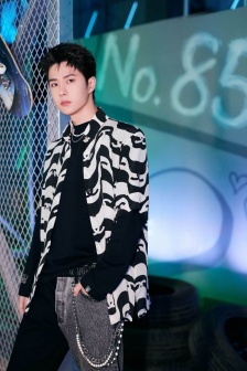 Wang Yibo handsome photo pictures in leopard print shirt