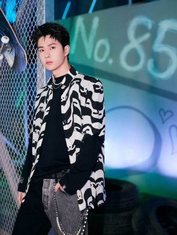 王一博豹紋襯衫帥氣寫真圖片