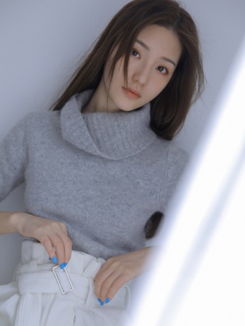 白净气质美女mm唯美闺房写真